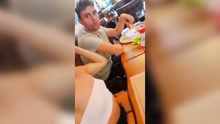 Francesca fa un pompino in pizzeria al suo amico