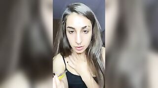 TEEN 2001 Siete curiosi di vedere questa banana tutta nella mia gola?