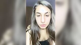 TEEN 2001 Siete curiosi di vedere questa banana tutta nella mia gola?