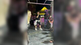 Roberta Carluccio palpata alla dicosteta Caffè del Mar dai suoi fans