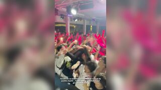 Roberta Carluccio palpata alla dicosteta Caffè del Mar dai suoi fans