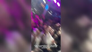 Roberta Carluccio palpata alla dicosteta Caffè del Mar dai suoi fans