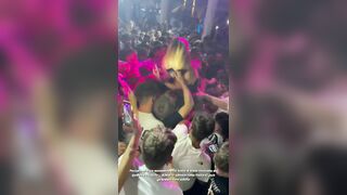 Roberta Carluccio palpata alla dicosteta Caffè del Mar dai suoi fans