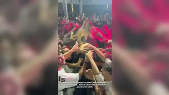 Roberta Carluccio palpata alla dicosteta Caffè del Mar dai suoi fans