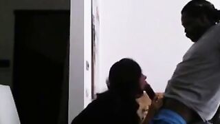 Faccio un pompino per la prima volta a ragazzo africano e ingoio tutto