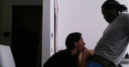 Faccio un pompino per la prima volta a ragazzo africano e ingoio tutto