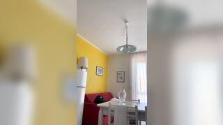 Giovane fidanzata italiana sbattuta sul tavolo come una zoccola