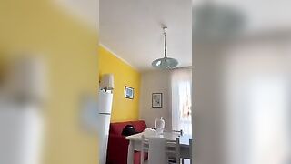 Ragazza rossa italiana tatuata messa a pecorina sul tavolo e ingroppata