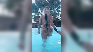 Lucrezia Borlini lato b in piscina