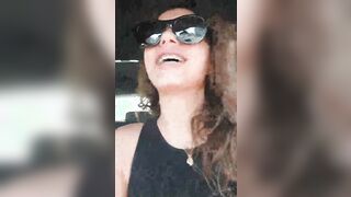 Teen italiana con apparecchio tira fuori le tettone in macchina