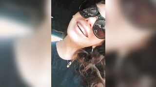 Teen italiana con apparecchio tira fuori le tettone in macchina