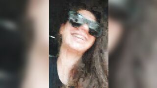 Teen italiana con apparecchio tira fuori le tettone in macchina