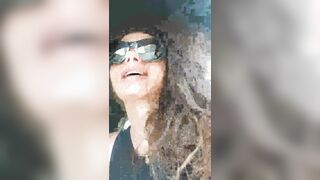 Teen italiana con apparecchio tira fuori le tettone in macchina