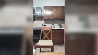 Milf italiana fica si masturba con vibratore C4