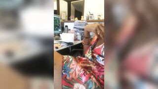 Milf italiana in ufficio va nel bagno e si spoglia C4