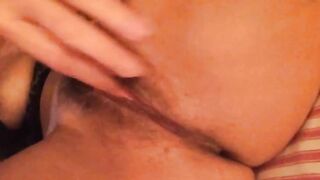 Moglie zoccola si sgrilletta e geme