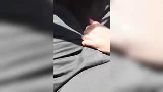 Le sue belle manine sul mio cazzo mentre guido