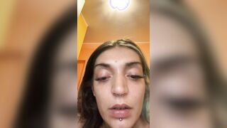 Ragazza italiana si olia le tette in live C4