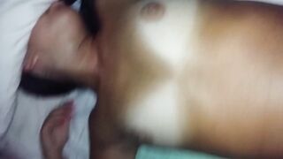 Giovane zoccola abbronzata scopata sul letto