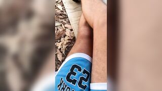 Quasi beccati in un parco mentre la fidanzata gli sta facendo un pompino