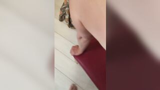 Le va la sborra di traverso e ride - Scopata con venuta in bocca ITA