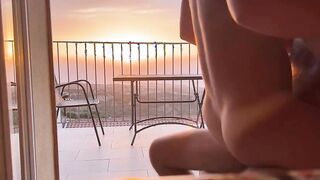 Sesso al tramonto coppia italiana sulla terrazza