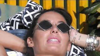 Dayane Mello si abbronza al Grande Fratello Vip CHE CULO