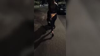 Mammina biricchina esibizionista