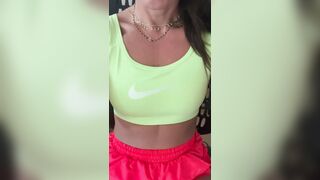 In palestra vogliosa e con la fica bagnata