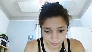 Teen tettona si lecca i capezzoli con nutella e panna montata