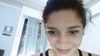 Teen tettona si lecca i capezzoli con nutella e panna montata