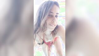 Teen italiana fa la troietta in piscina in live C4