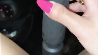 La morosa si masturba in auto mentre guido