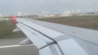 Moglie italiana esibizionista si masturba in aereo