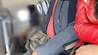 Moglie italiana esibizionista si masturba in aereo