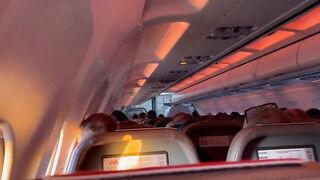 Moglie italiana esibizionista si masturba in aereo