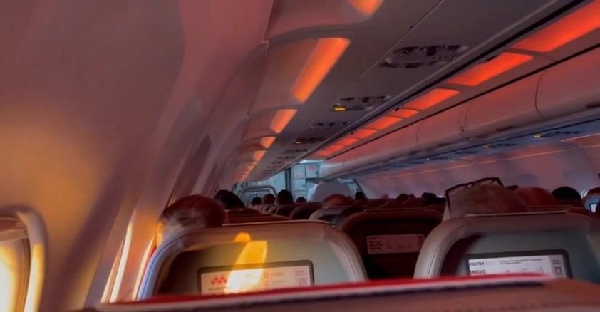 Moglie italiana esibizionista si masturba in aereo