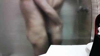 Dopo averla scopata nella doccia le piscia in mano