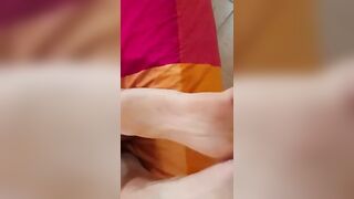 Moglie culona a pecorina sborrata sui piedi