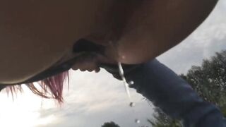 Filmino amatoriale lei che fa pipi all'aperto