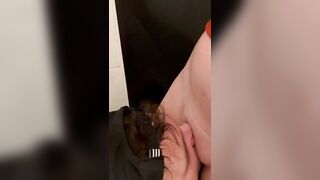 Mi porta nel bagno del ristorante e si fa leccare la fica