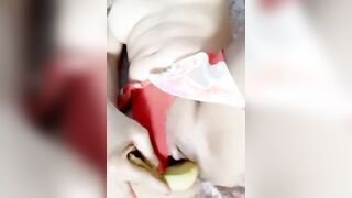 Troia amatoriale con una banana nella fica