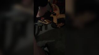 Sveltina in garage con fidanzata