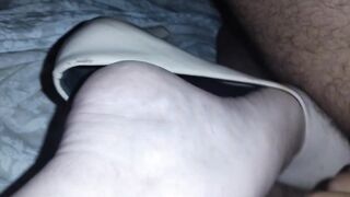 Mi sego sui suoi piedi e li sborro mentre sta dormendo