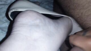 Mi sego sui suoi piedi e li sborro mentre sta dormendo