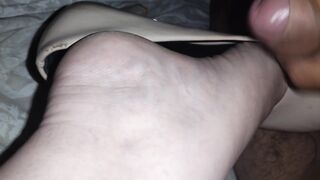 Mi sego sui suoi piedi e li sborro mentre sta dormendo