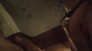 Pompa fidanzata con occhiali schizzata in faccia