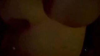 Fidanzata con belle tettone gode a smorzacandela