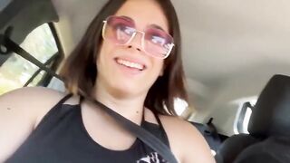 Ragazza italiana esce le tettone enormi in macchina