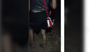 Cornuto al guinzaglio nel parco